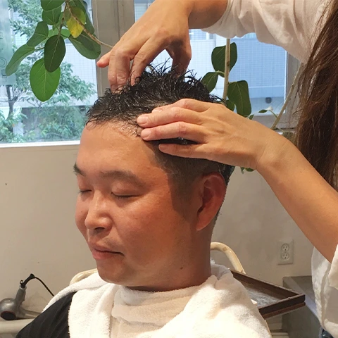 つぼ刺し：頭のつぼをグググっと押し込みます