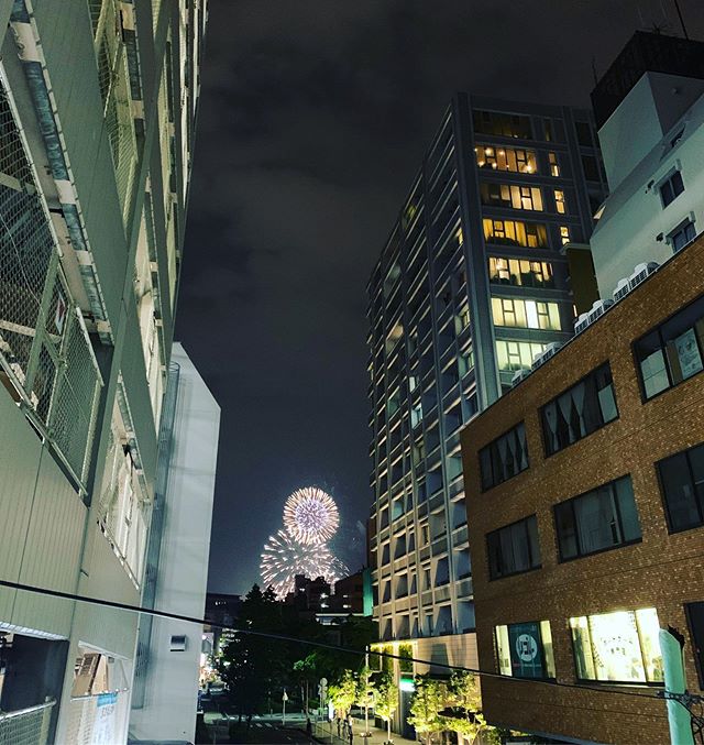 お店から見える横浜開港祭の花火と時間の経過のサムネイル
